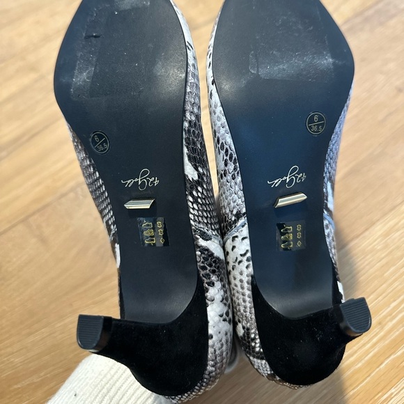 Women’s 42 Gold Olvy Snakeskin Suede Leather Point Toe Kitten Heel Bootie - Picture 7 of 8